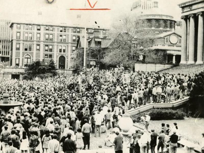 一个巨大的户外集会在低台阶，1976年